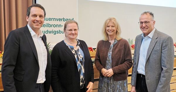 Sie freuen sich über ein volles Haus: Der Vorsitzende des Kreisbauernverbands Heilbronn-Ludwigsburg, Stefan Kerner, Luise Pachaly vom Landratsamt Ludwigsburg, Möglingens Bürgermeisterin Rebecca Saile und Dr. Ralf Schaab von der Andreas-Hermes-Akademi