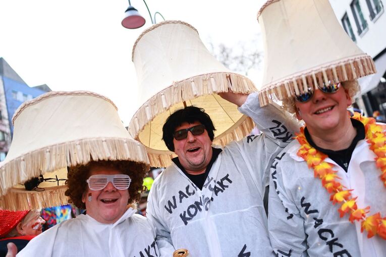 Weiberfastnacht im Rheinland - Beginn des Straßenkarnevals