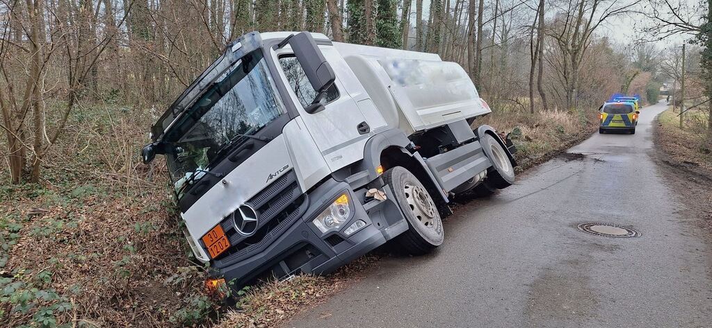 Tanklastzug von Fahrbahn abgekommen