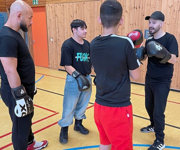Craig Taylor (links) und Angelo Tanga zeigen den Schülern, wie man richtig boxt.