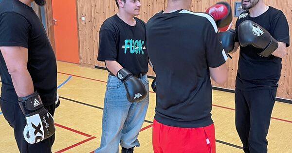 Craig Taylor (links) und Angelo Tanga zeigen den Schülern, wie man richtig boxt.