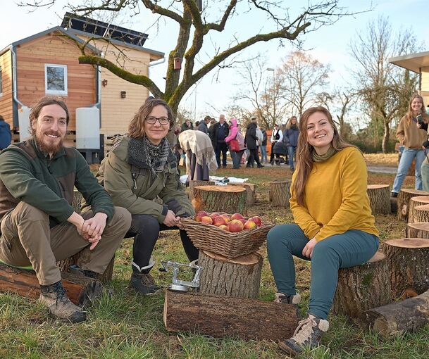 Manuel Benz, Franziska Zydko und Jenny Walter bei der Eröffnung des Naturkindergartens.