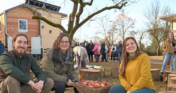 Manuel Benz, Franziska Zydko und Jenny Walter bei der Eröffnung des Naturkindergartens.