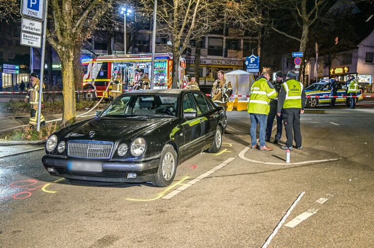 Junger Autofahrer fährt Fußgängerin tot