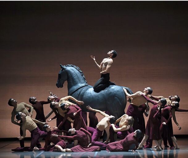Edward Clug lässt den klassischen Frauenhelden inmitten von Tänzerinnen und Tänzern posieren.
