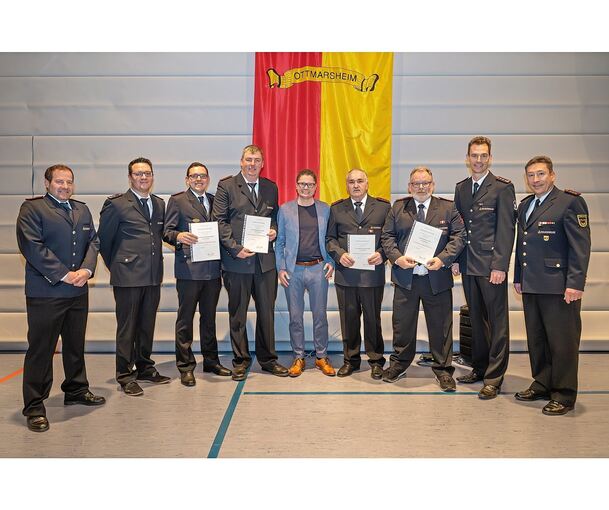 Auch Bürgermeister Florian Bargmann (Mitte) war bei der Hauptversammlung zugegen. Einige Kameraden wurden geehrt.