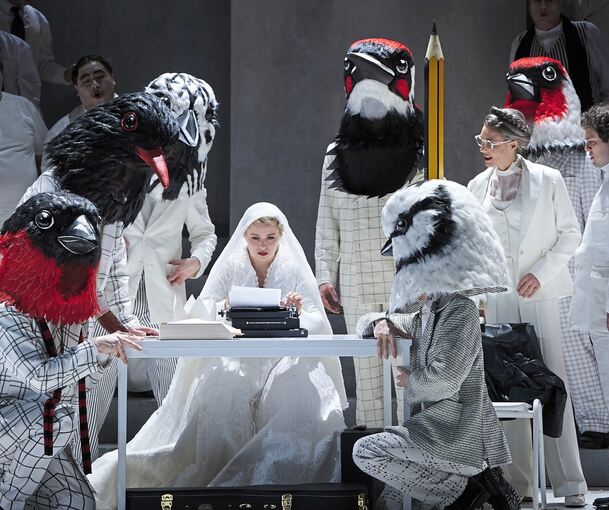 Dekorativer Regieeinfall: Meistersinger mit Vogelmasken.