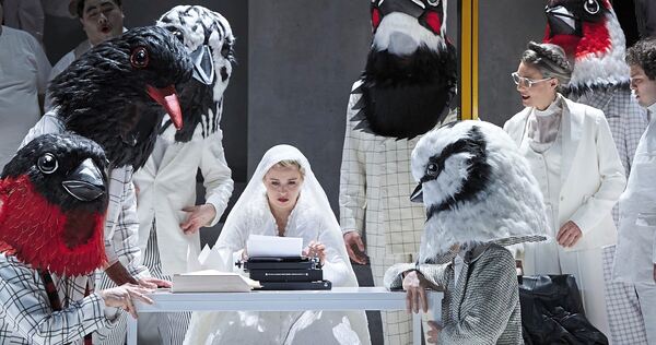 Dekorativer Regieeinfall: Meistersinger mit Vogelmasken.