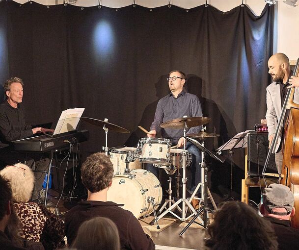 Das Axel Kühn Trio: Ull Möck am Piano, Eckhard Stromer am Schlagzeug und Axel Kühn am Bass.