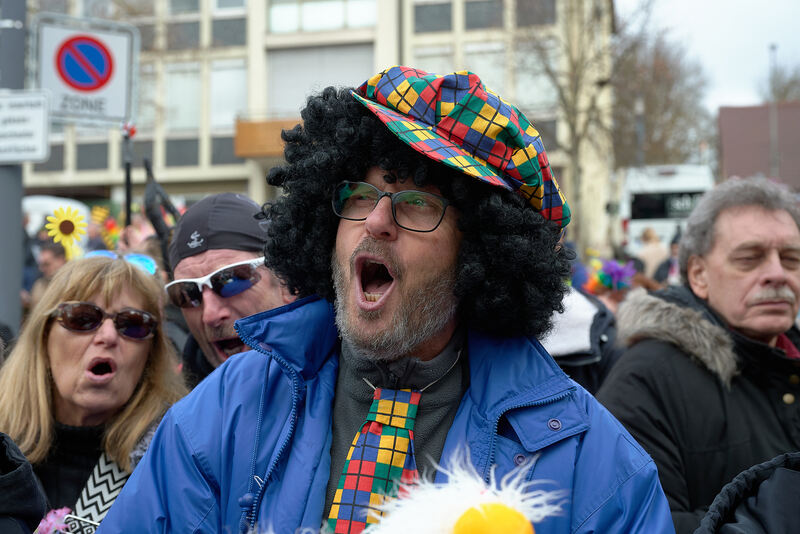 Gute Laune verbreiten Hästräger und Kostümierte.