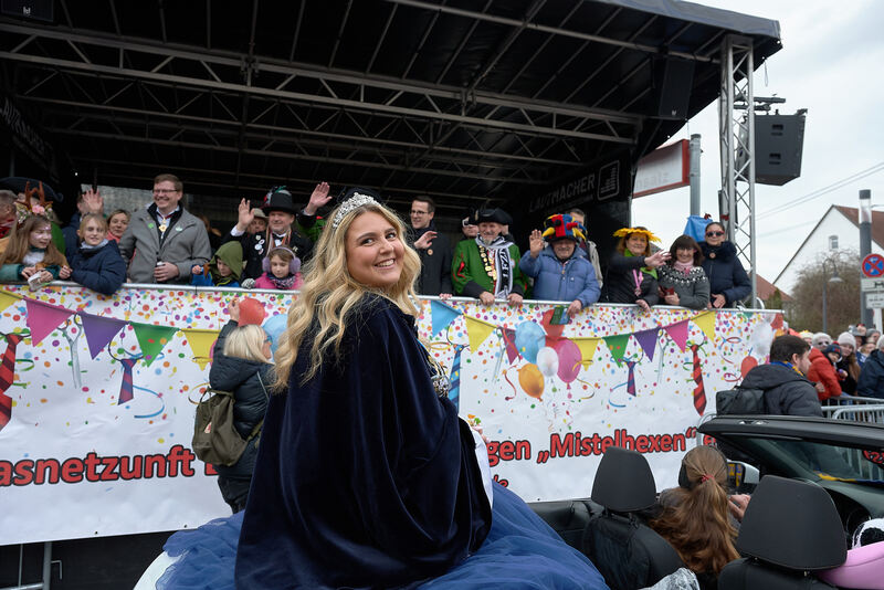 Gute Laune verbreiten Hästräger und Kostümierte.