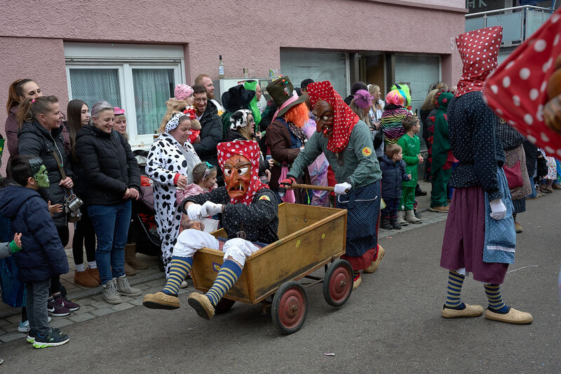 Gute Laune verbreiten Hästräger und Kostümierte.