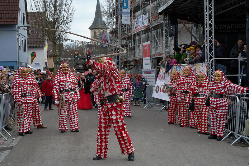 Gute Laune verbreiten Hästräger und Kostümierte.