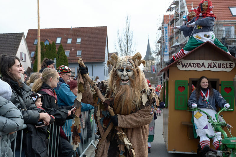 Gute Laune verbreiten Hästräger und Kostümierte.
