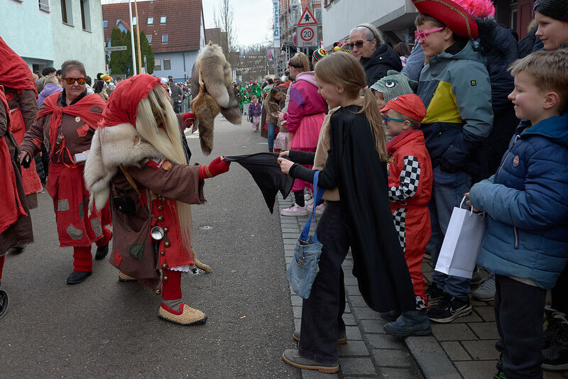 Gute Laune verbreiten Hästräger und Kostümierte.