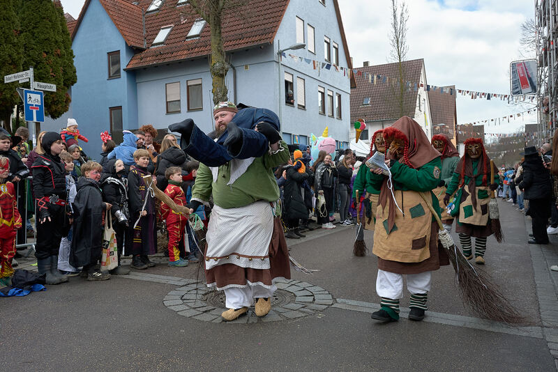 Streiche gehören zum Faschingsumzug dazu.