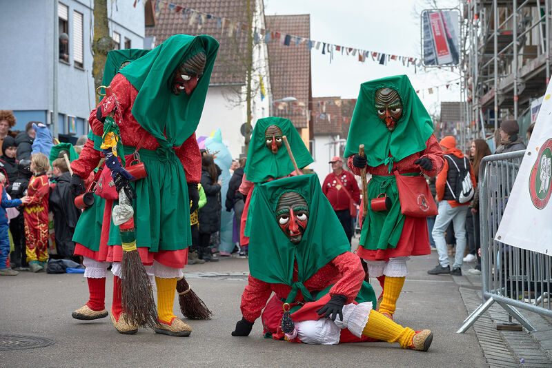 Gute Laune verbreiten Hästräger und Kostümierte.