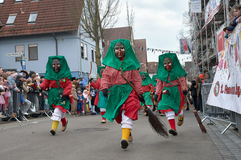 Gute Laune verbreiten Hästräger und Kostümierte.