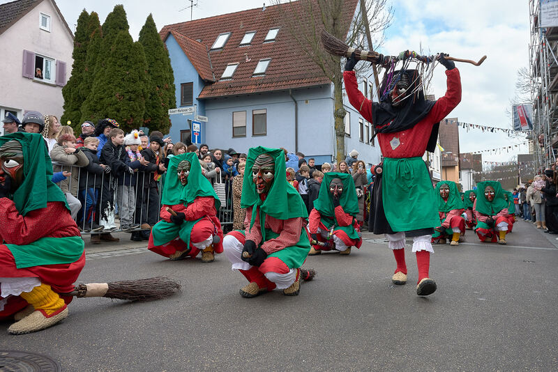 Gute Laune verbreiten Hästräger und Kostümierte.