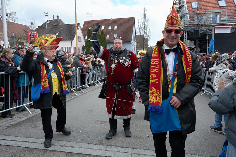 Gute Laune verbreiten Hästräger und Kostümierte.