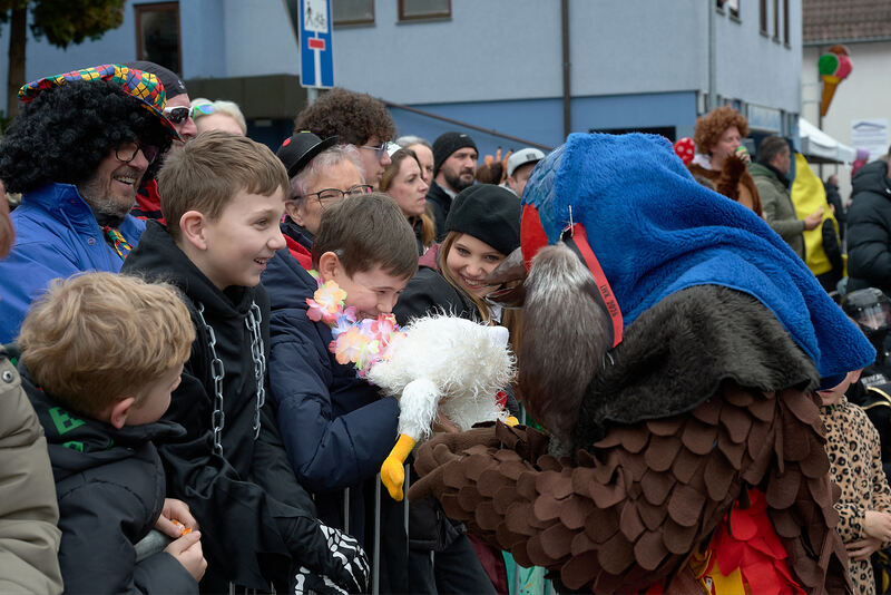 Gute Laune verbreiten Hästräger und Kostümierte.