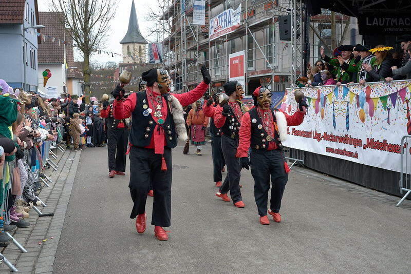 Gute Laune verbreiten Hästräger und Kostümierte.