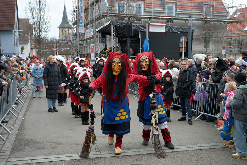 Gute Laune verbreiten Hästräger und Kostümierte.