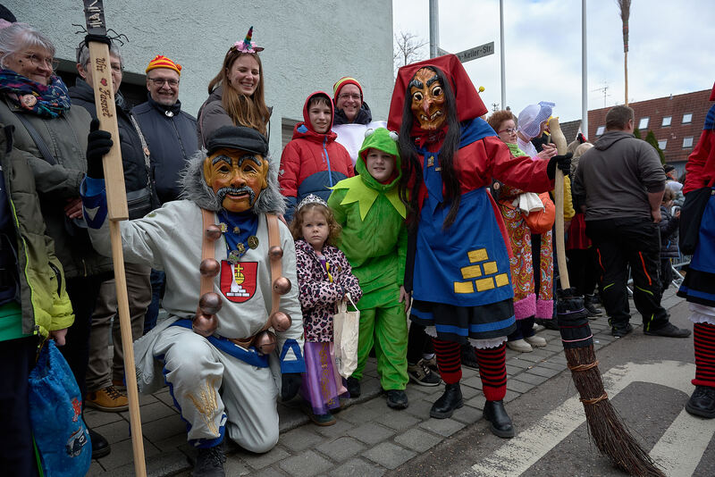 Gute Laune verbreiten Hästräger und Kostümierte.