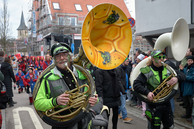 Gute Laune verbreiten Hästräger und Kostümierte.