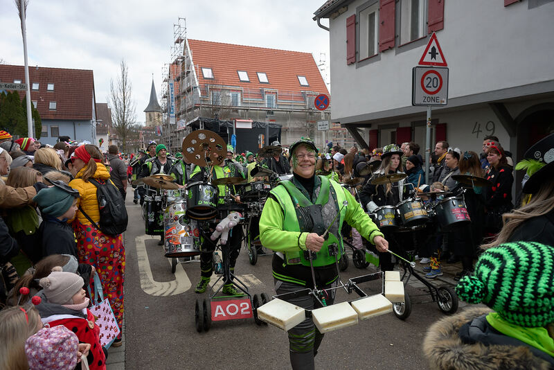 Gute Laune verbreiten Hästräger und Kostümierte.