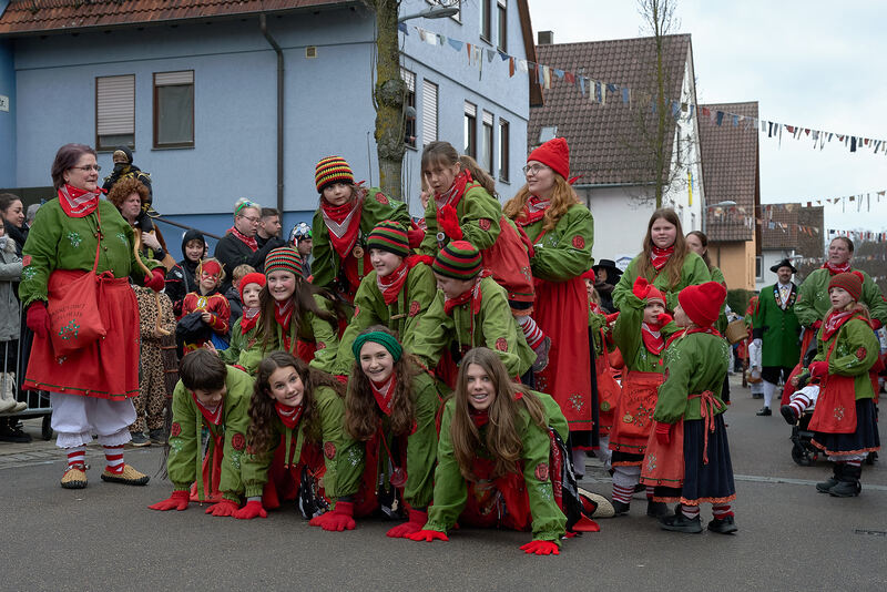 Gute Laune verbreiten Hästräger und Kostümierte.