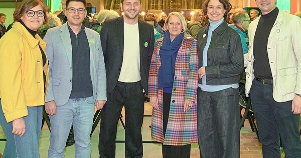 Beim Neujahrsempfang des Grünen-Kreisverbandes auf dem Franck-Areal (von links) die Landtagsabgeordneten Silke Gericke und Taifun Tok, Bundesvorsitzender und MdB Felix Banaszak, Landtagskandidatin Meike Günter, Bundestagsabgeordnete Sandra Detzer und