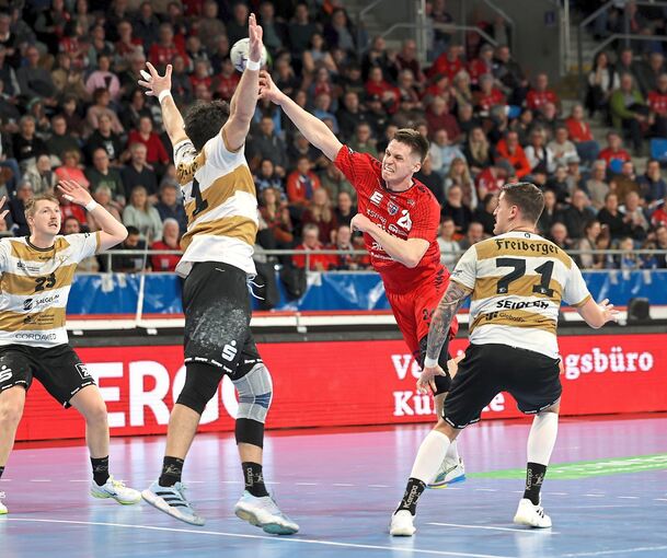 Traumdebüt im SG-Jersey: Maxim Orlov (Mitte) erzielt gegen Dresden fünf Treffer.