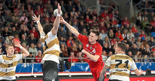 Traumdebüt im SG-Jersey: Maxim Orlov (Mitte) erzielt gegen Dresden fünf Treffer.