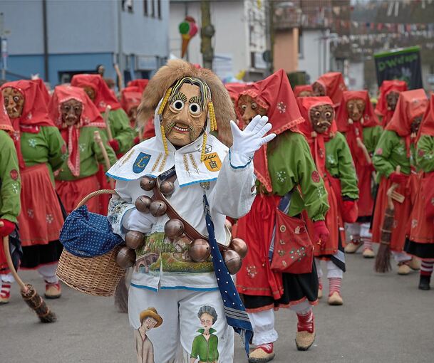 Die Mistelhexen als Veranstalter führen den großen Umzug durch Neckarweihingen an. Im Vordergrund ist ein Roggenlupfer zu sehen.