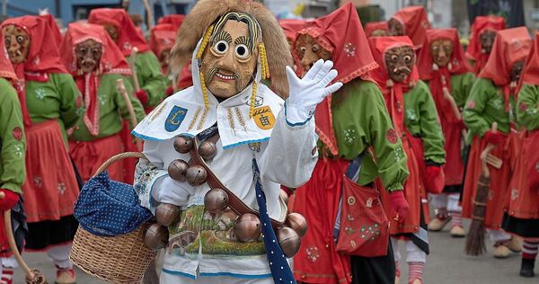 Die Mistelhexen als Veranstalter führen den großen Umzug durch Neckarweihingen an. Im Vordergrund ist ein Roggenlupfer zu sehen.
