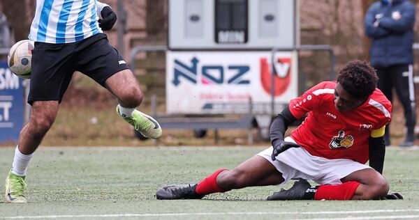 Francesco Masso (links) und der TSV Schwieberdingen tun sich gegen Enock Akwete Nganges TV Pflugfelden lange schwer.
