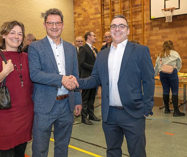 Herausforderer Lars Herold gratuliert Amtsinhaber Frank Hornek.