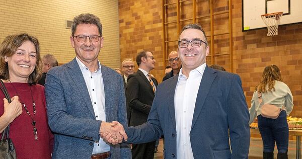 Herausforderer Lars Herold gratuliert Amtsinhaber Frank Hornek.