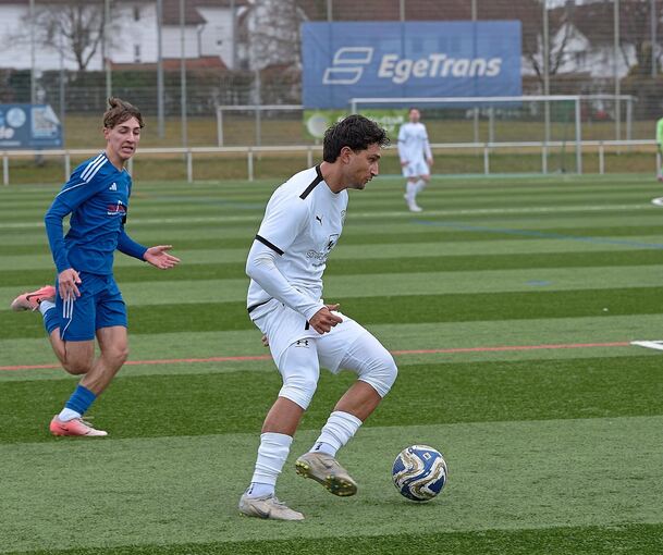 Besigheim (in Weiß) setzt sich beim Auswärtsspiel in Marbach durch.
