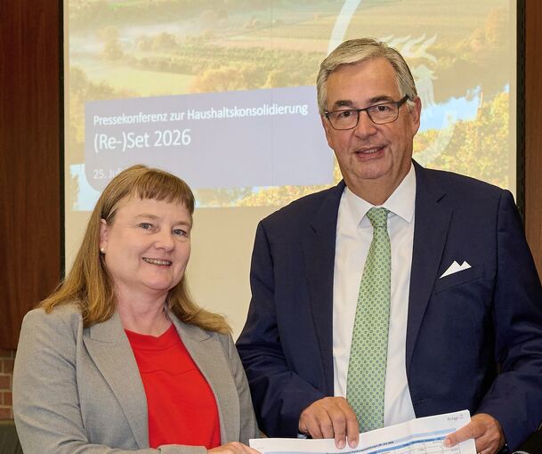 Kreis-Finanzchefin Bettina Beck mit Landrat Dietmar Allgaier bei der Präsentation des Haushalts-Programms „Re-Start“.