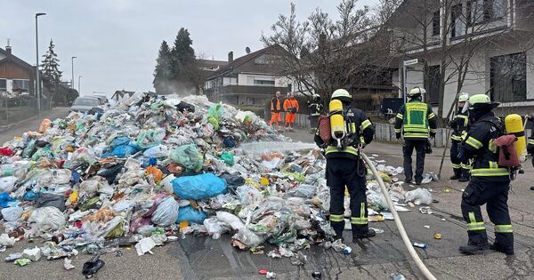 Ladung-brennt-M-llfahrzeug-l-dt-M-ll-in-Poppenweiler-Wohngebiet-ab