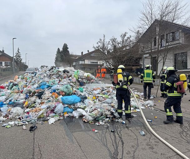 Die Feuerwehr löscht den Müll.