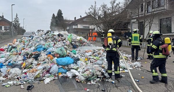 Die Feuerwehr löscht den Müll.