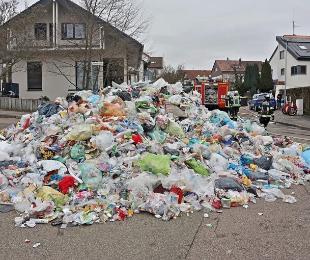 Der Müll liegt mitten auf der Straße in Poppenweiler.