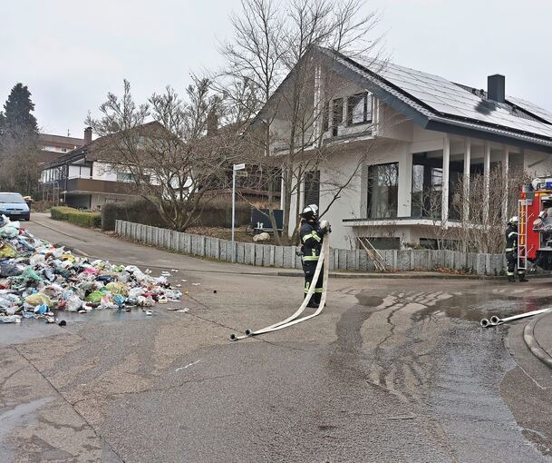 Gelöscht. Die Feuerwehr packt zusammen.