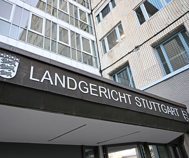 Wegen Beihilfe zum versuchten Mord müssen sich vier junge Männer vor dem Landgericht Stuttgart verantworten. Sie sollen zwei Ludwigsburger ausgespäht haben, auf die am 26. April 2026 in der Oststadt geschossen wurde.