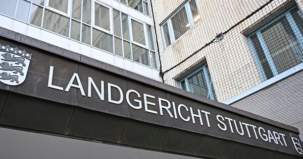 Wegen Beihilfe zum versuchten Mord müssen sich vier junge Männer vor dem Landgericht Stuttgart verantworten. Sie sollen zwei Lud Wegen Beihilfe zum versuchten Mord müssen sich vier junge Männer vor dem Landgericht Stuttgart verantworten. Sie sollen zwei Ludwigsburger ausgespäht haben, auf die am 26. April 2026 in der Oststadt geschossen wurde.