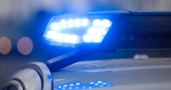 Die Polizei sucht Zeugen des Vorfalls an der Grundschule.