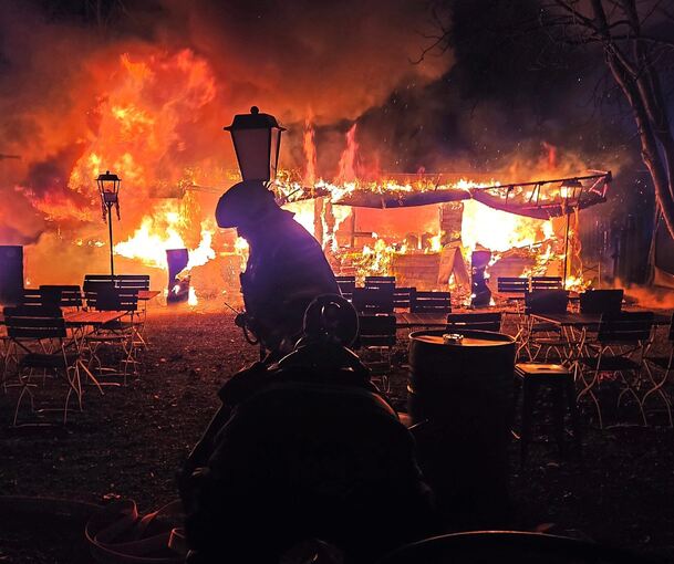 Einsatzkräfte kämpfen in der Nacht von Heiligabend auf den ersten Weihnachtsfeiertag im Asperger Osterholz gegen die Flammen. Sie können dabei zumindest ein Übergreifen auf das Naturfreundehaus verhindern.